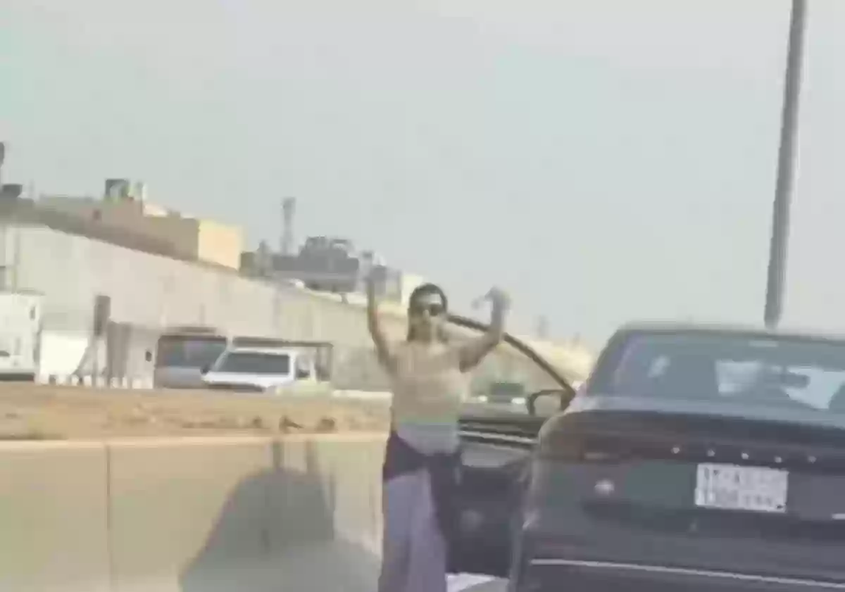 امرأة تعطل حركة المرور في شارع الرياض يتم القبض عليها