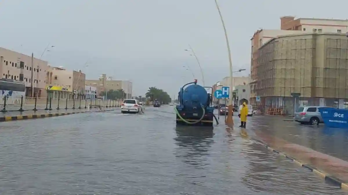 البلدية تقوم بشفط مياه الامطار من شوارع الخفجي
