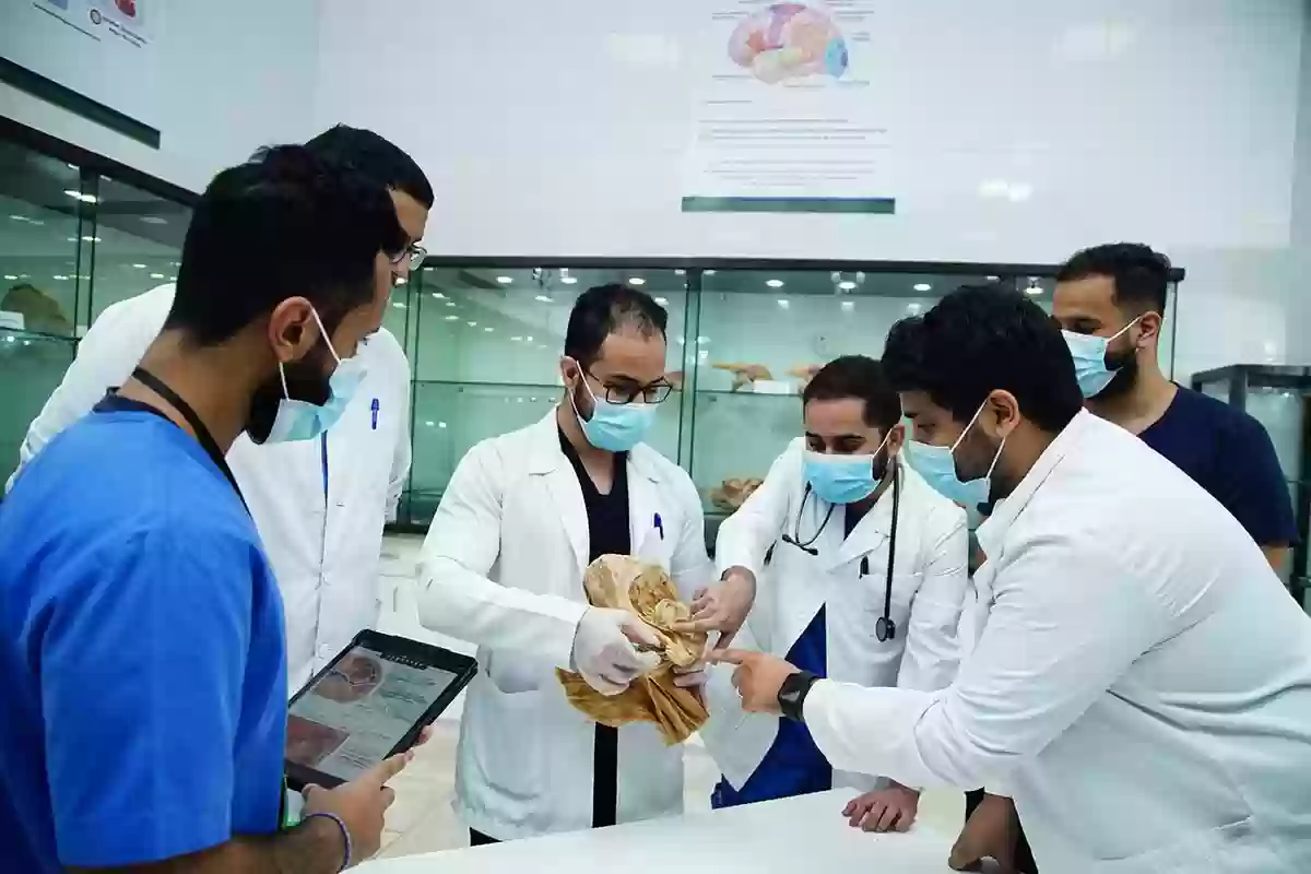 كم مكافأة طلاب الطب في السعودية؟ وكيف يمكن الالتحاق بكلية الطب في السعودية؟