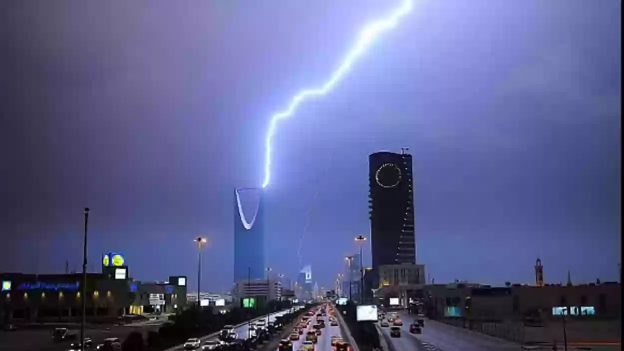 هطول الأمطار وحدوث البرق في السعودية