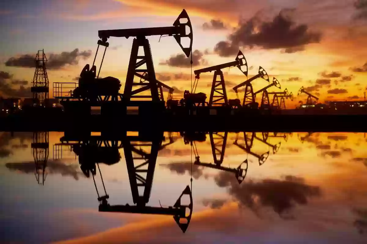 تراجع أسعار النفط عالميًا وسط توترات في منطقة الشرق الأوسط